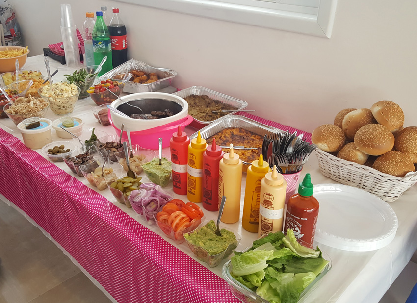 שולחן במסיבת יום הולדת המבורגר