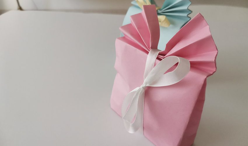 איך יוצרים עטיפת מתנה מנייר